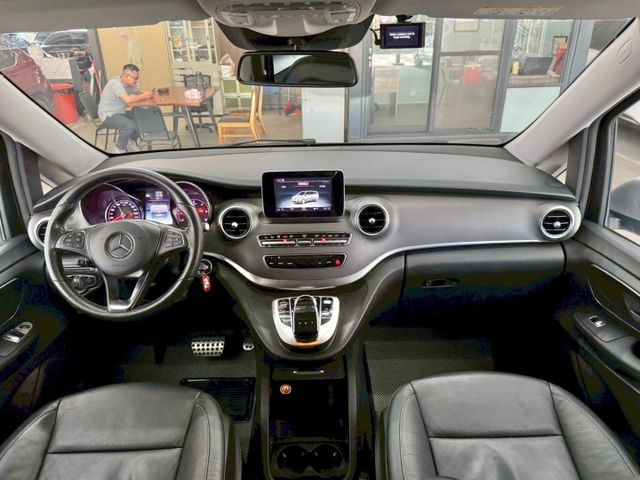 永承嚴選BENZ 時尚商務休閒七人座車全車原鈑一手認證車要買要快  第6張相片