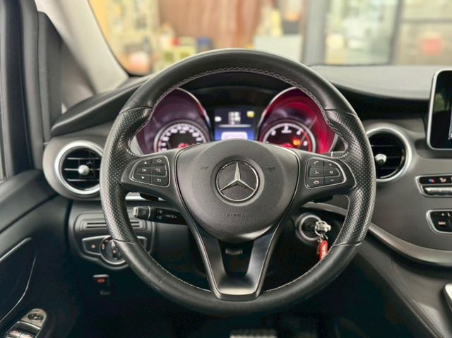 永承嚴選BENZ 時尚商務休閒七人座車全車原鈑一手認證車要買要快  第7張相片