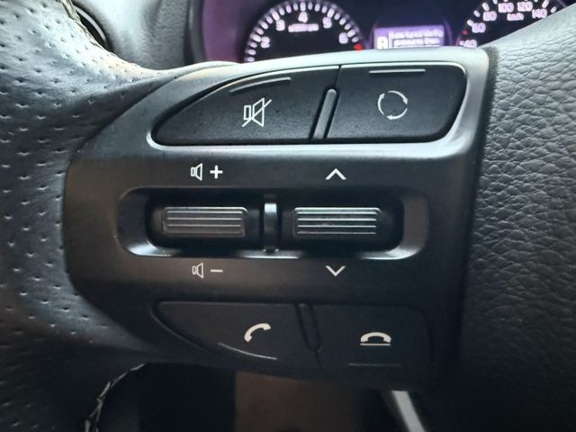 永承嚴選時尚熱門小轎車一手原鈑認證車好開省油都會通勤休閒的好幫手全額貸可參考  第16張相片