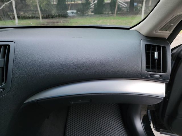 G37 雙門跑車 車子超美  第17張相片