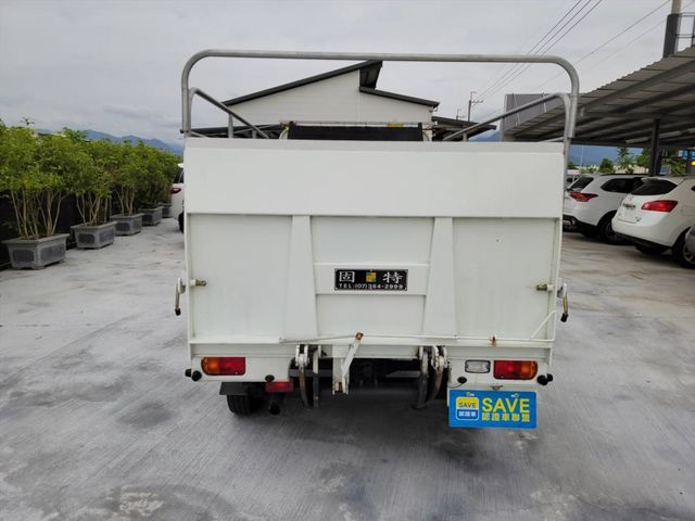 VERYCA 1.3 只跑3萬 車子超美  第6張相片