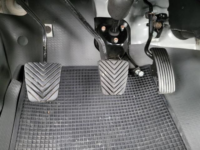 VERYCA 1.3 只跑3萬 車子超美  第18張相片