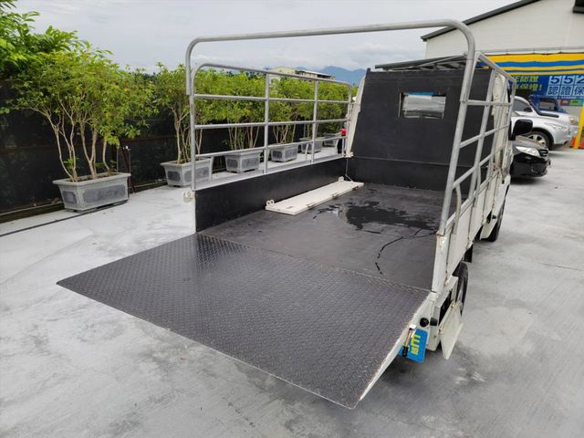 VERYCA 1.3 只跑3萬 車子超美  第20張相片