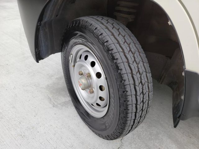 VERYCA 1.3 只跑3萬 車子超美  第21張相片