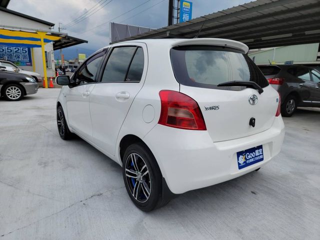 YARIS 1.5 只跑12萬 超美白色  第7張相片