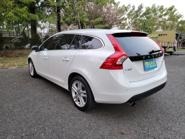 VOLVO V60 D4 2.0 旅行車  第7張相片