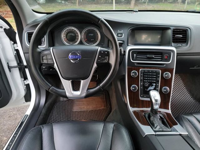 VOLVO V60 D4 2.0 旅行車  第10張相片
