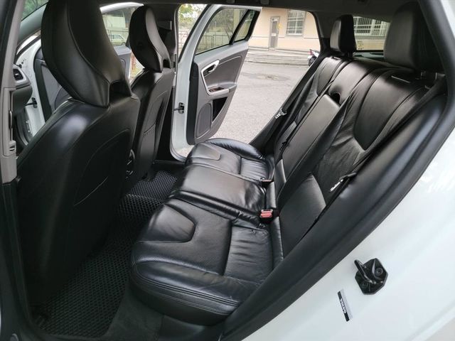 VOLVO V60 D4 2.0 旅行車  第14張相片