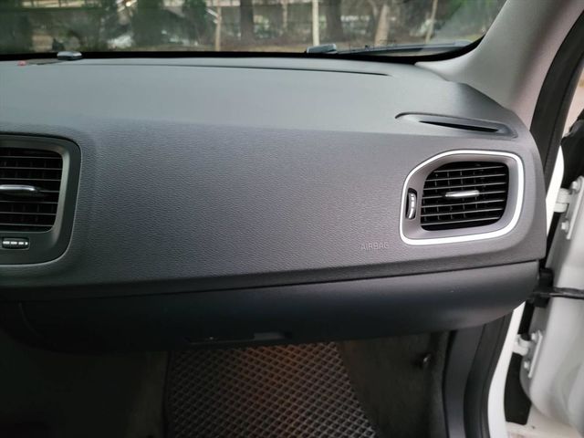 VOLVO V60 D4 2.0 旅行車  第17張相片