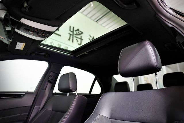一手車 僅跑6.6萬里 AMG、天窗、倒車顯影、Ikey、摸門解鎖、導航  第11張相片