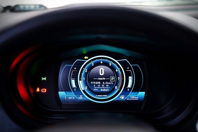 一手車僅跑5.4萬里 原版原漆 摸門 電尾門 定速 倒影 數位電視 導航  第11張相片