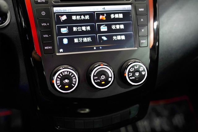 一手車僅跑5.4萬里 原版原漆 摸門 電尾門 定速 倒影 數位電視 導航  第15張相片