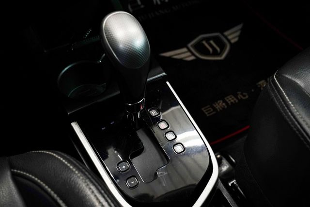 小改款 尊榮型 一手車、定速、變換車道輔助、電尾門、多功能儀表板、盲點、行李架  第16張相片