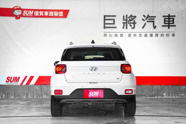 一手車僅跑1.8萬里 原版件 車道偏移 CARPLAY 恆溫 倒車顯影 循跡防滑  第3張相片