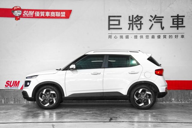 一手車僅跑1.8萬里 原版件 車道偏移 CARPLAY 恆溫 倒車顯影 循跡防滑  第4張相片