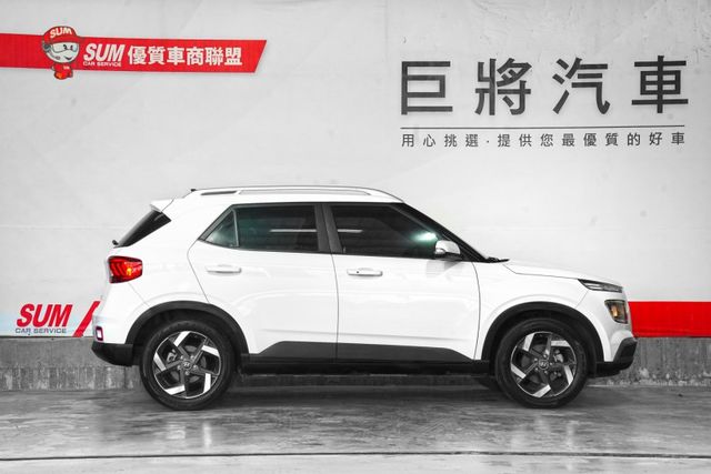 一手車僅跑1.8萬里 原版件 車道偏移 CARPLAY 恆溫 倒車顯影 循跡防滑  第5張相片