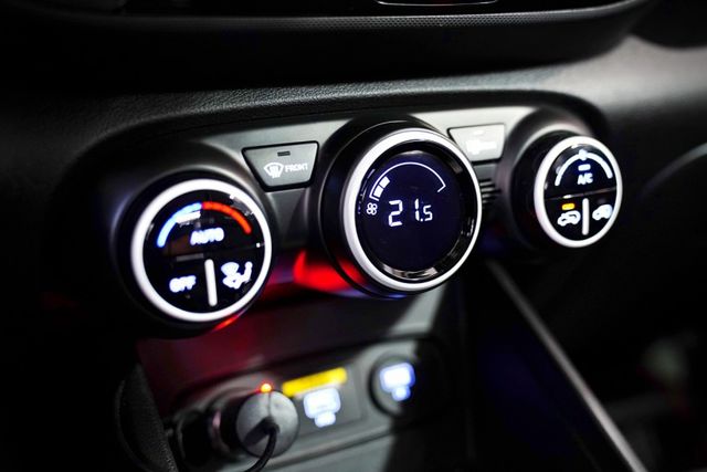 一手車僅跑1.8萬里 原版件 車道偏移 CARPLAY 恆溫 倒車顯影 循跡防滑  第15張相片