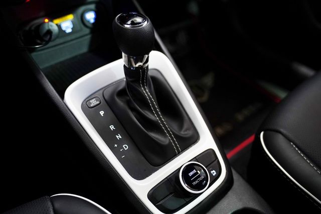 一手車僅跑1.8萬里 原版件 車道偏移 CARPLAY 恆溫 倒車顯影 循跡防滑  第16張相片