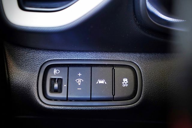 一手車僅跑1.8萬里 原版件 車道偏移 CARPLAY 恆溫 倒車顯影 循跡防滑  第17張相片