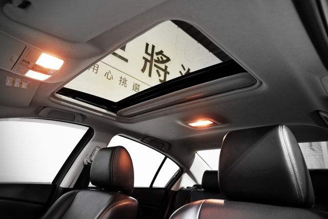 頂級型 一手車僅跑6.7萬里 原版件 原廠保養 天窗、定速、換檔撥片、I-key  第11張相片