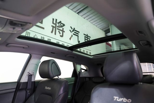 定速 全景天窗 駕駛座電動椅 倒車顯影 導航 I-KEY 摸門解鎖 恆溫空調  第11張相片