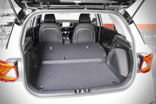 一手車僅跑1.6萬里 原版件 CarPlay、LED環形日行燈、皮質方向盤  第9張相片