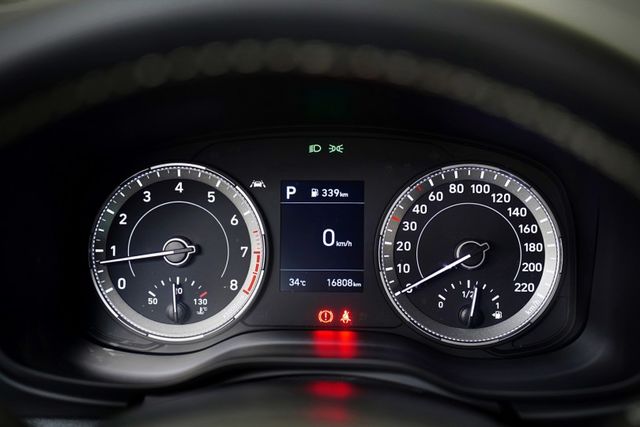 一手車僅跑1.6萬里 原版件 CarPlay、LED環形日行燈、皮質方向盤  第11張相片