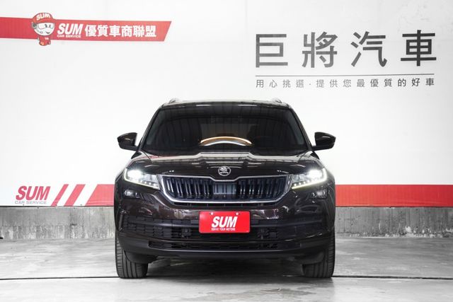 尊榮版｜4X4 原版件 7人座 摸門 CARPLAY 全景天窗 電動椅 電尾門 360環景  第2張相片