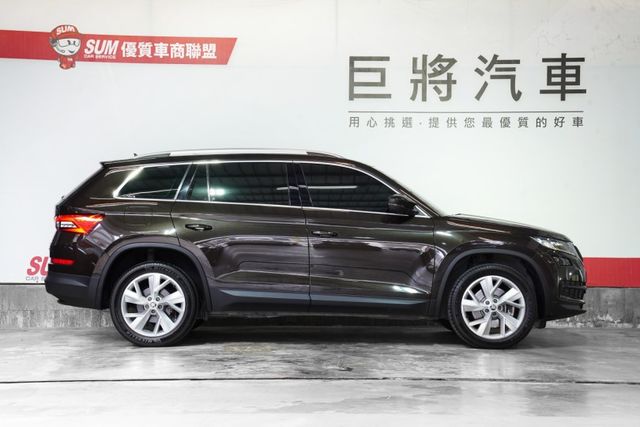 尊榮版｜4X4 原版件 7人座 摸門 CARPLAY 全景天窗 電動椅 電尾門 360環景  第4張相片