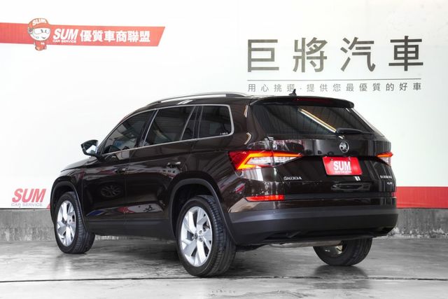 尊榮版｜4X4 原版件 7人座 摸門 CARPLAY 全景天窗 電動椅 電尾門 360環景  第6張相片