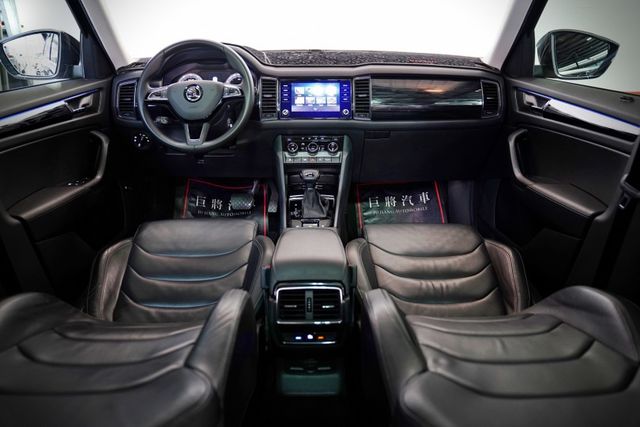 尊榮版｜4X4 原版件 7人座 摸門 CARPLAY 全景天窗 電動椅 電尾門 360環景  第7張相片