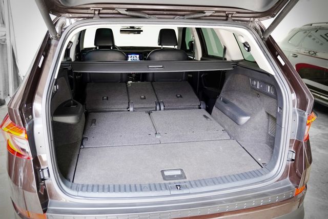 尊榮版｜4X4 原版件 7人座 摸門 CARPLAY 全景天窗 電動椅 電尾門 360環景  第10張相片