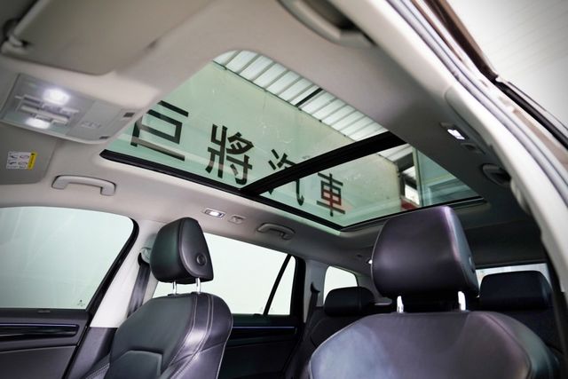 尊榮版｜4X4 原版件 7人座 摸門 CARPLAY 全景天窗 電動椅 電尾門 360環景  第11張相片