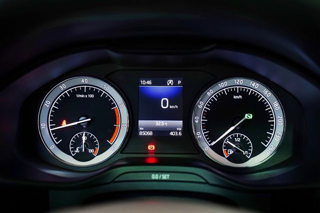 尊榮版｜4X4 原版件 7人座 摸門 CARPLAY 全景天窗 電動椅 電尾門 360環景  第14張相片