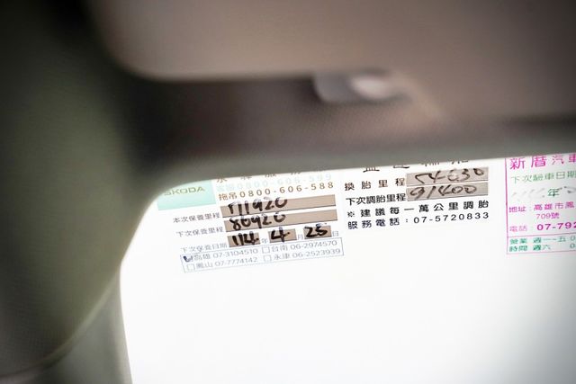 尊榮版｜4X4 原版件 7人座 摸門 CARPLAY 全景天窗 電動椅 電尾門 360環景  第17張相片