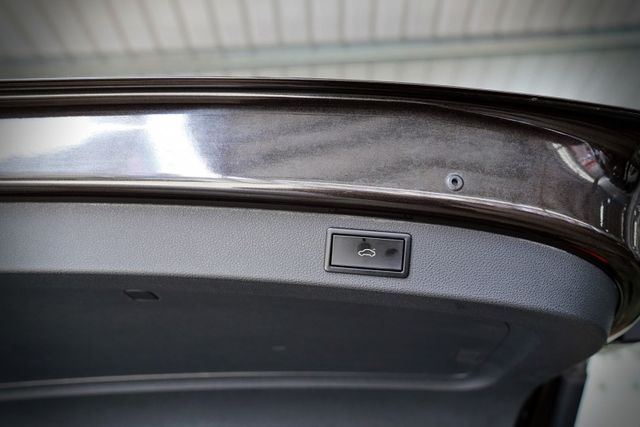 尊榮版｜4X4 原版件 7人座 摸門 CARPLAY 全景天窗 電動椅 電尾門 360環景  第18張相片