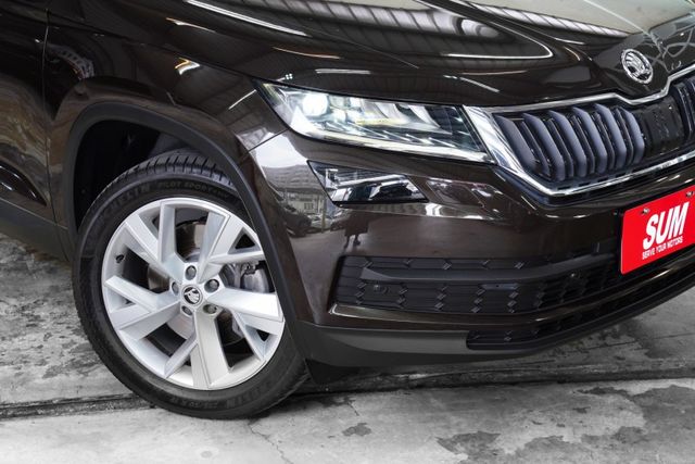 尊榮版｜4X4 原版件 7人座 摸門 CARPLAY 全景天窗 電動椅 電尾門 360環景  第20張相片