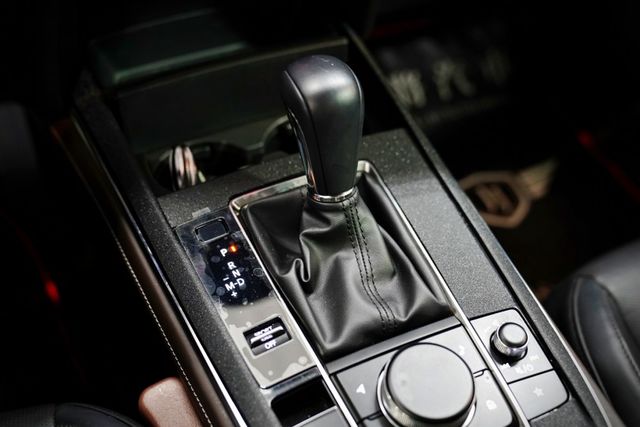 20S Signature｜原廠保養僅跑3.6萬里 ACC車道偏移 盲點 抬顯 電動椅 BOSE環景 電尾門  第15張相片