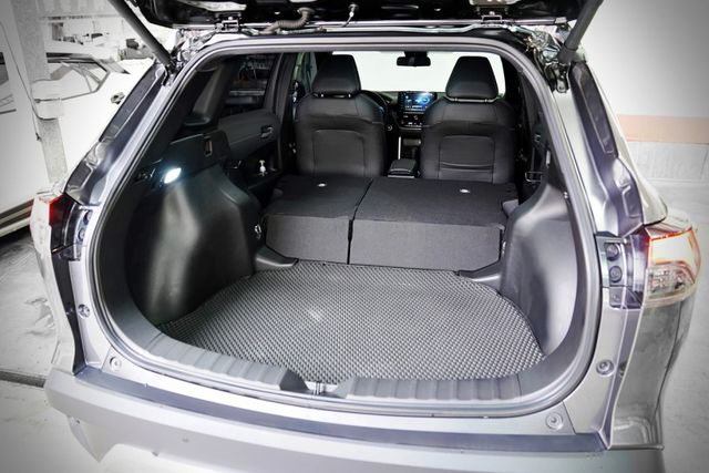 Hybrid GR Sport｜一手車僅跑1.7萬里 原版件 環景、電動尾門、盲點、駕駛座8向、車側警示  第10張相片