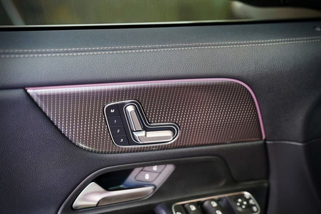 豪華版｜僅跑7.6萬里 ACC 盲點 倒影 環艙氛圍燈 iKey雙電動椅（記憶） 電尾門  第17張相片