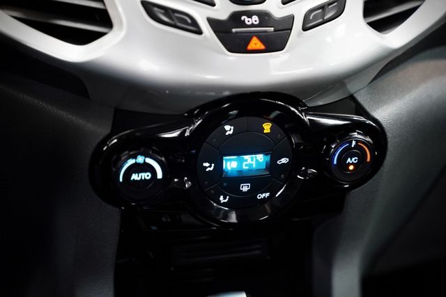 都會尊貴版｜原版件 加裝抬顯 有Ikey、摸門解鎖、定速、恆溫空調  第15張相片