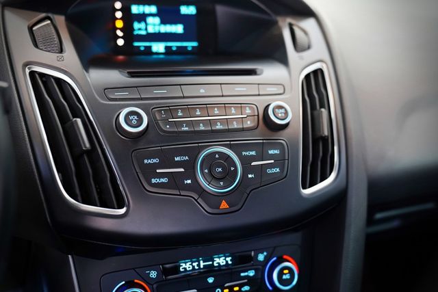 時尚經典型｜一手車  僅跑7.6萬里 原版件 盲點、恆溫、雙區溫控、換檔撥片、定速、自動大燈  第15張相片