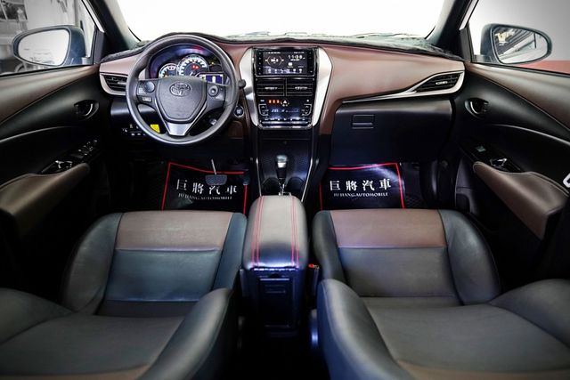 原鈑件 原廠保養僅跑1.1萬里 雙色內裝 定速 車道偏移 車美仕主機 倒影 導航  第7張相片