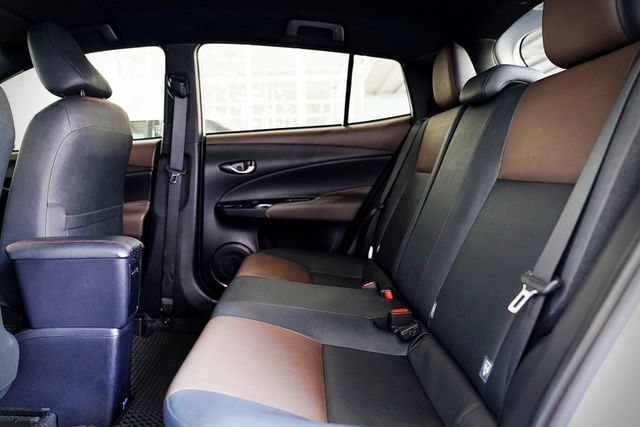 原鈑件 原廠保養僅跑1.1萬里 雙色內裝 定速 車道偏移 車美仕主機 倒影 導航  第8張相片