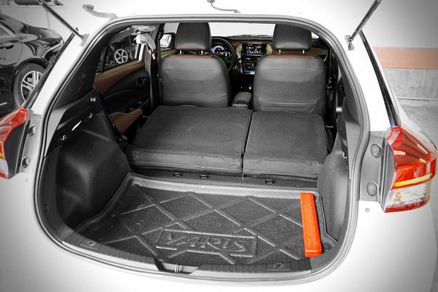 原鈑件 原廠保養僅跑1.1萬里 雙色內裝 定速 車道偏移 車美仕主機 倒影 導航  第10張相片