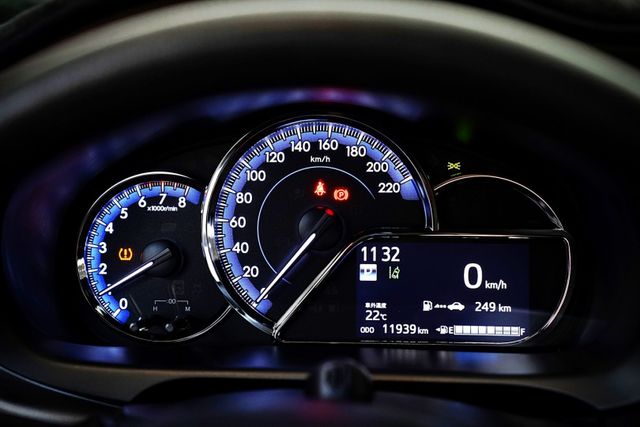 原鈑件 原廠保養僅跑1.1萬里 雙色內裝 定速 車道偏移 車美仕主機 倒影 導航  第12張相片