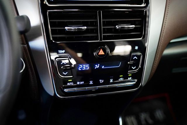 原鈑件 原廠保養僅跑1.1萬里 雙色內裝 定速 車道偏移 車美仕主機 倒影 導航  第15張相片