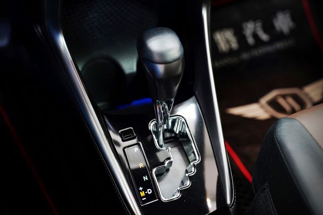 原鈑件 原廠保養僅跑1.1萬里 雙色內裝 定速 車道偏移 車美仕主機 倒影 導航  第16張相片