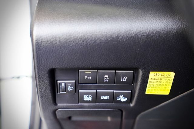 原鈑件 原廠保養僅跑1.1萬里 雙色內裝 定速 車道偏移 車美仕主機 倒影 導航  第18張相片