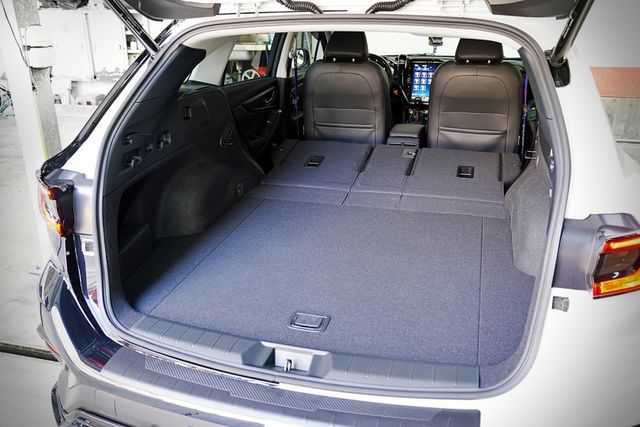 原廠保固 僅跑2.1萬里 ACC 車道偏移 盲點 天窗 倒影 電尾門 電子手煞  第10張相片